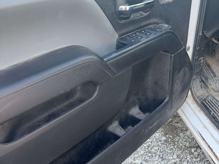 2017-chevrolet-2500-image-18