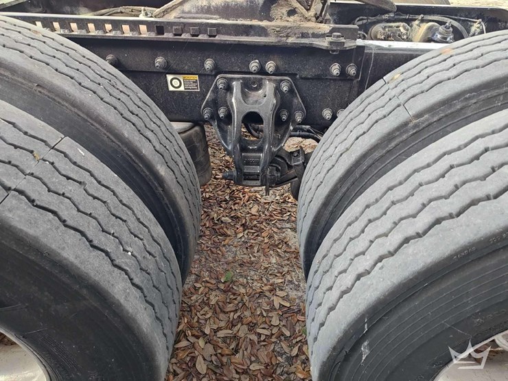 2022-peterbilt-567-image-24