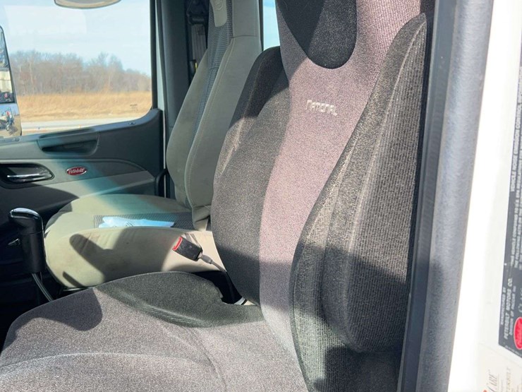 2017-peterbilt-579-image-16