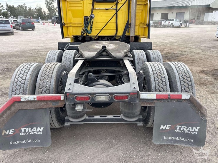 2018-volvo-vnl-760-t/a-sleeper-cab-truck-tractor-image-10