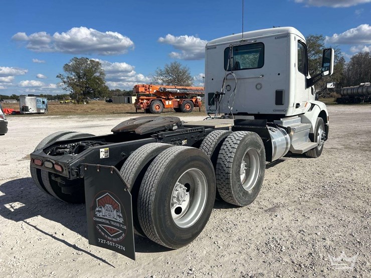 2022-peterbilt-579-image-3