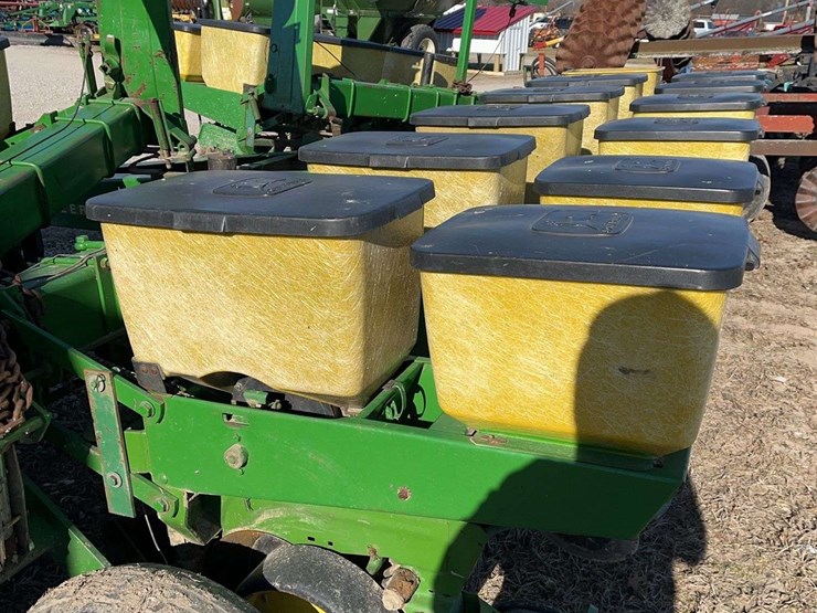 2024-john-deere-7000-image-6