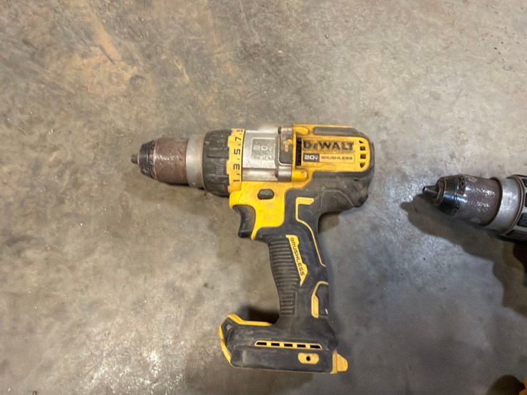 assortment-of-dewalt-battery-powered-hand-tools-image-4