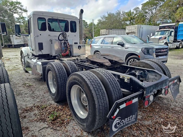 2022-peterbilt-567-image-3