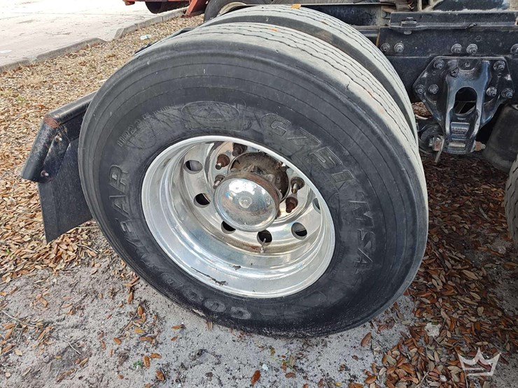 2022-peterbilt-567-image-38