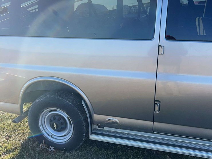 2001-chevrolet-3500-image-9