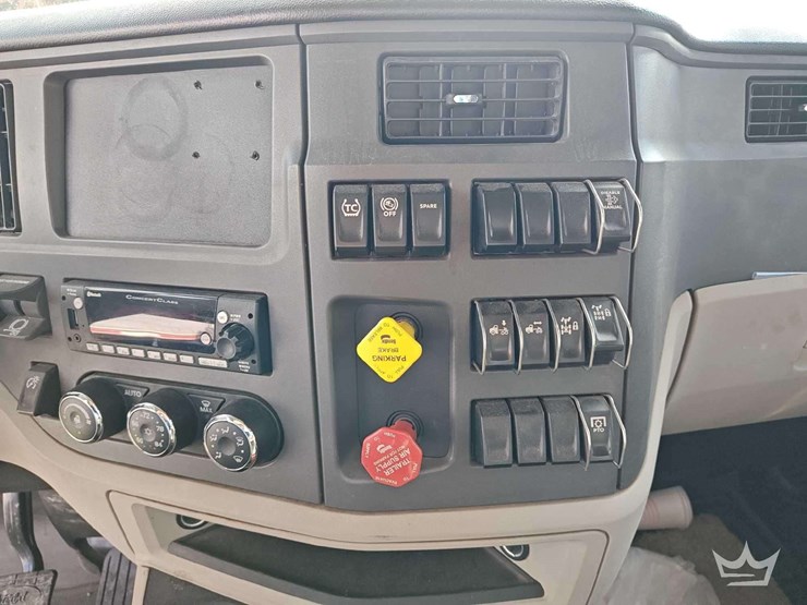 2022-peterbilt-567-t/a-wet-kit-day-cab-truck-tractor-image-23