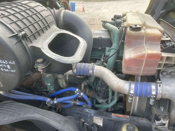 2018-volvo-vnl-760-t/a-sleeper-cab-truck-tractor-image-9