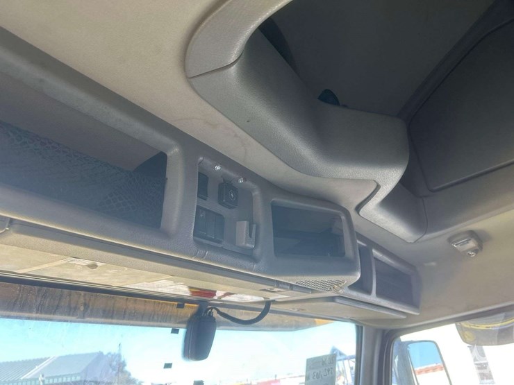 2018-volvo-vnl-760-t/a-sleeper-cab-truck-tractor-image-28