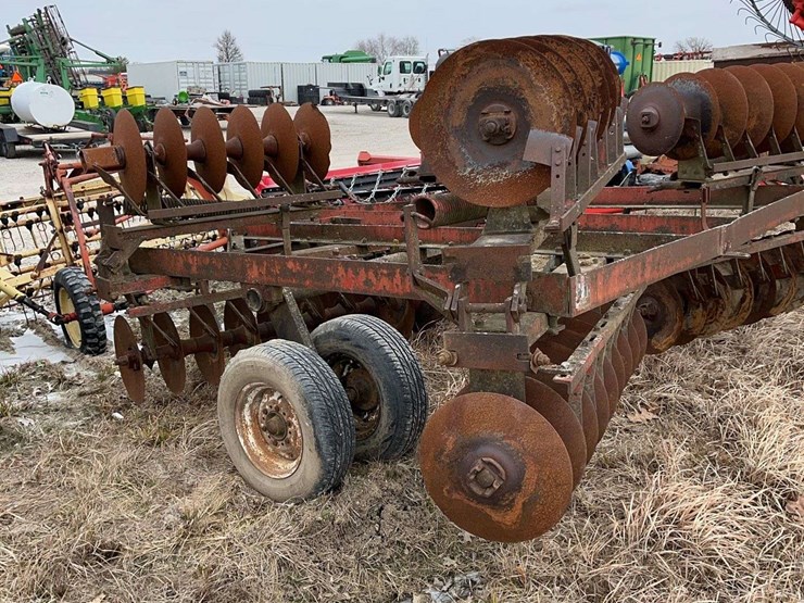 international-18ft-manual-fold-disk-with-tandem-axle-image-4