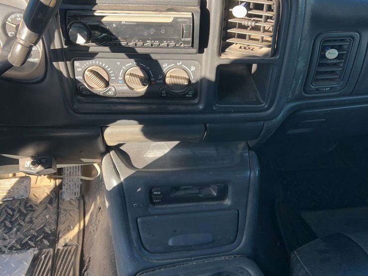 2002-gmc-3500-image-17