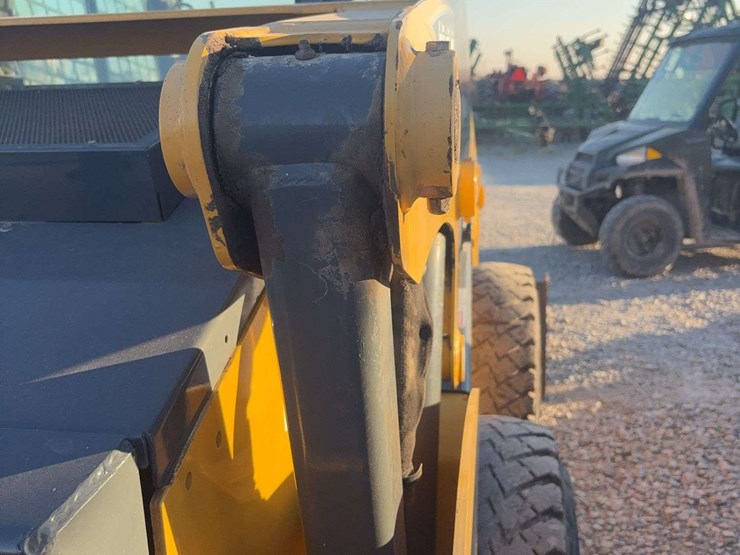 2015-gehl-v270-image-13