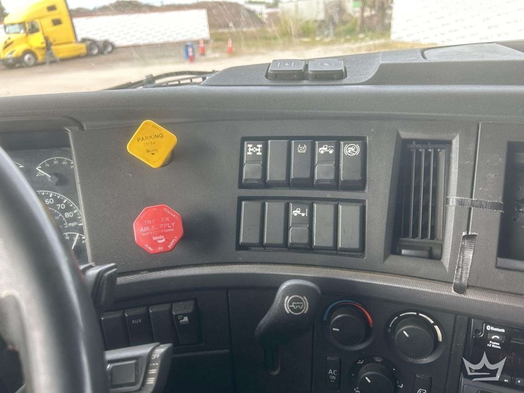 2018-volvo-vnl-760-t/a-sleeper-cab-truck-tractor-image-24