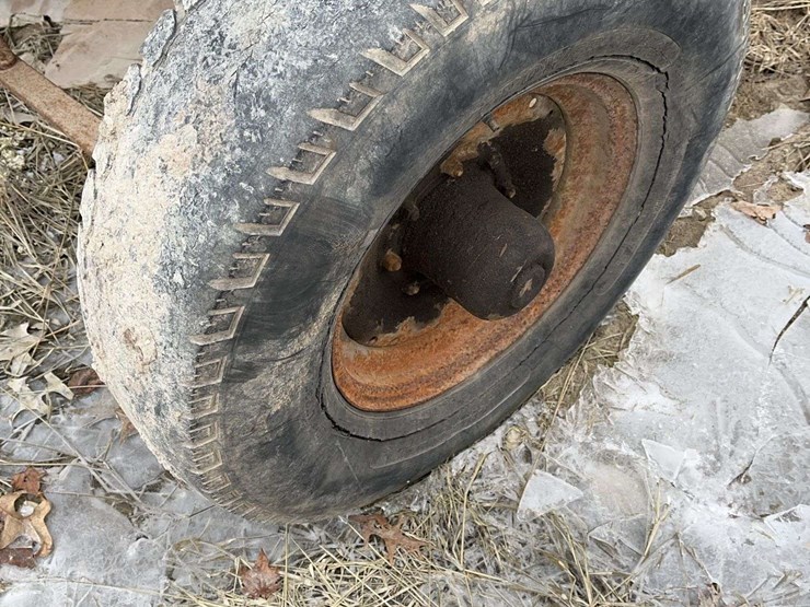 e-z-trail-220-gravity-wagon-image-11