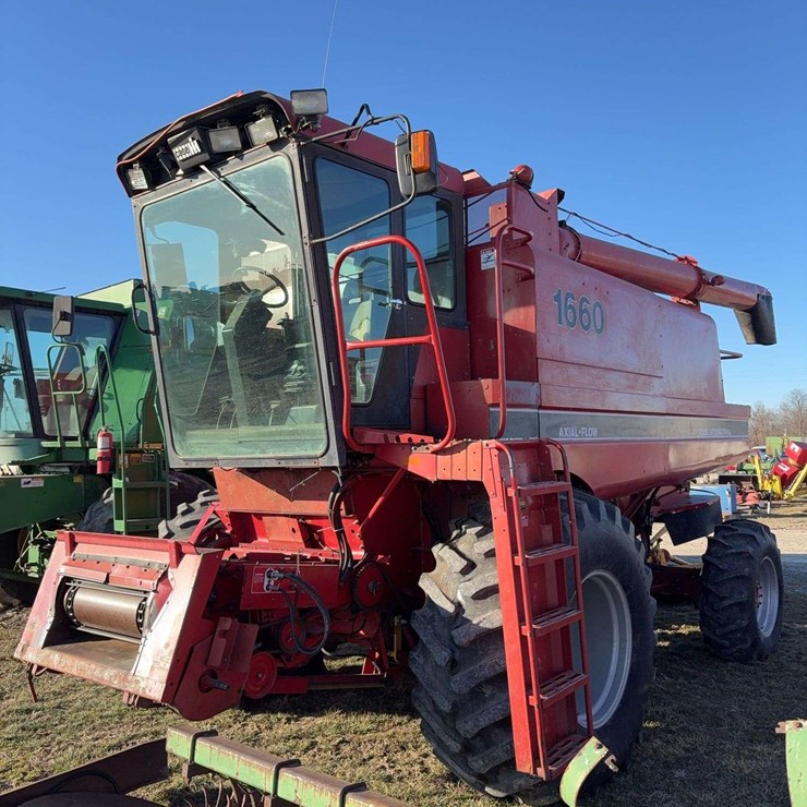 International 1660 combine