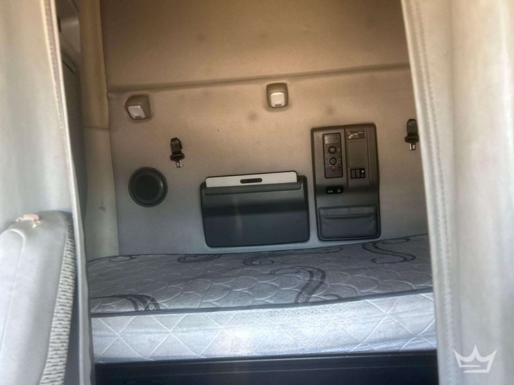 2018-volvo-vnl-760-t/a-sleeper-cab-truck-tractor-image-30