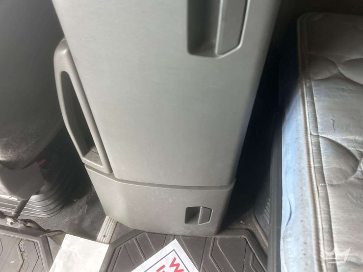 2018-volvo-vnl-760-t/a-sleeper-cab-truck-tractor-image-42