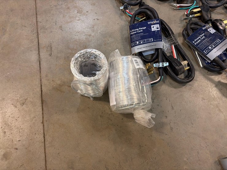 assortment-of-whirlpool-appliance-connectors-and-hoses-image-9