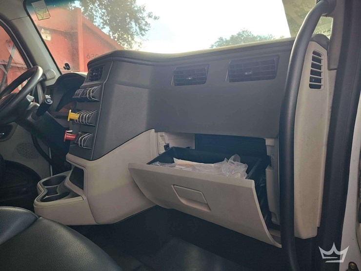 2022-peterbilt-567-image-16