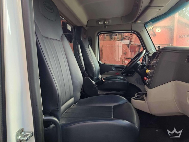 2022-peterbilt-567-image-27