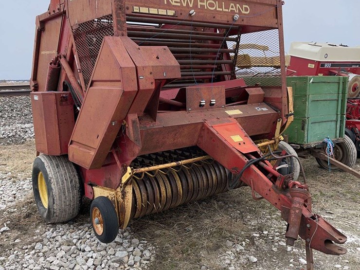 new-holland-851-image-3