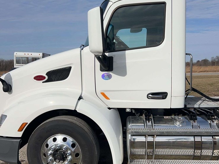 2017-peterbilt-579-image-14