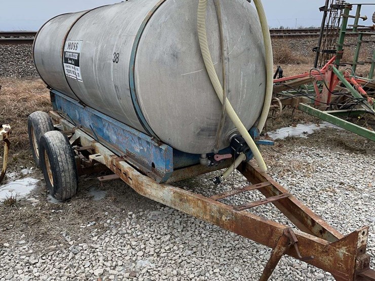 1200-gallon-aluminum-tank-on-tandem-axle-frame,-hauled-fresh-water-last-5-years-image-3