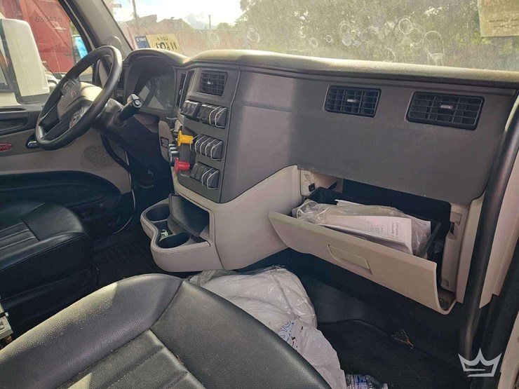 2022-peterbilt-567-image-25