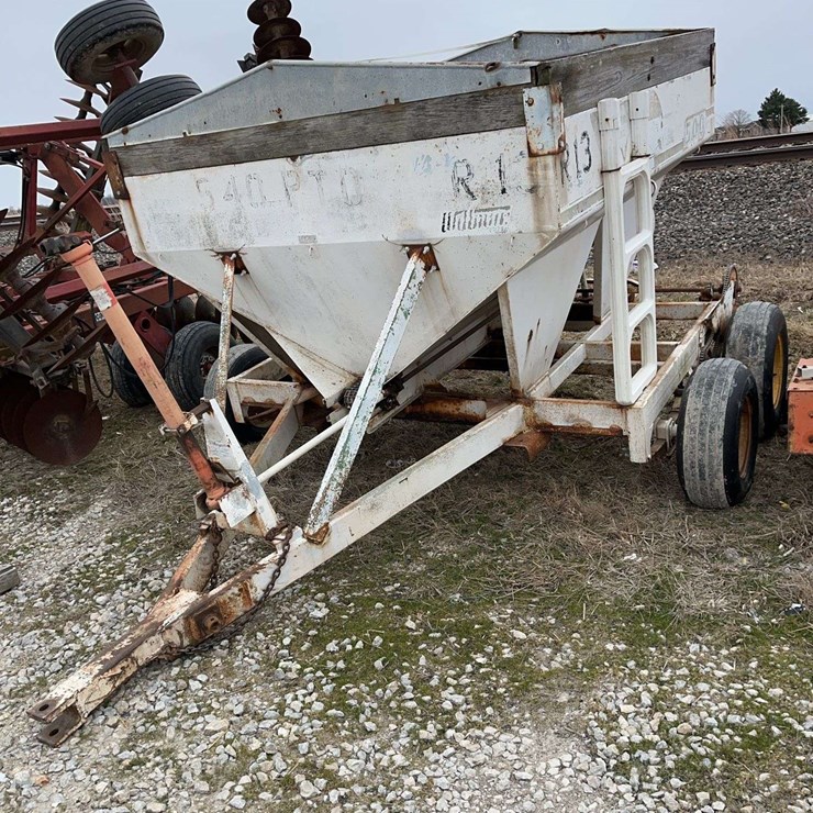 Wilmer 500 fertilizer spreader, tandem axle, works, needs a little TLC
