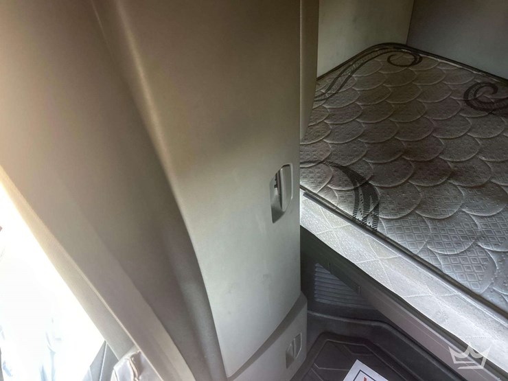 2018-volvo-vnl-760-t/a-sleeper-cab-truck-tractor-image-31