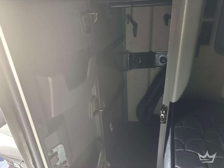 2018-volvo-vnl-760-t/a-sleeper-cab-truck-tractor-image-24