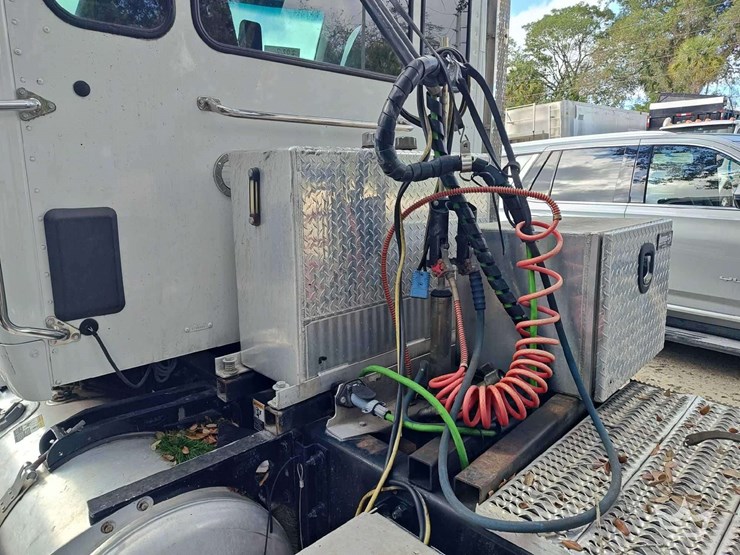 2022-peterbilt-567-image-20