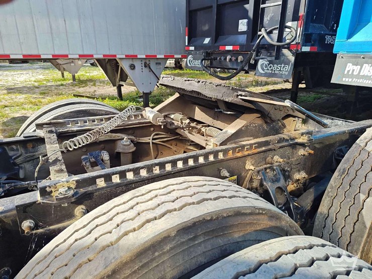 2022-peterbilt-567-t/a-wet-kit-day-cab-truck-tractor-image-14