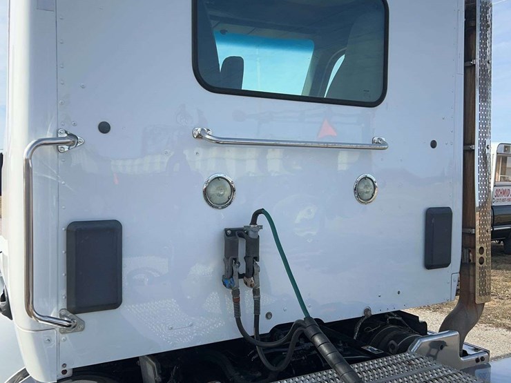 2017-peterbilt-579-image-11