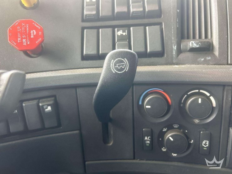 2018-volvo-vnl-760-t/a-sleeper-cab-truck-tractor-image-42