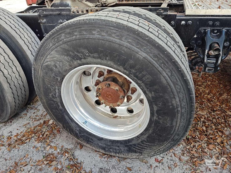 2022-peterbilt-567-image-36