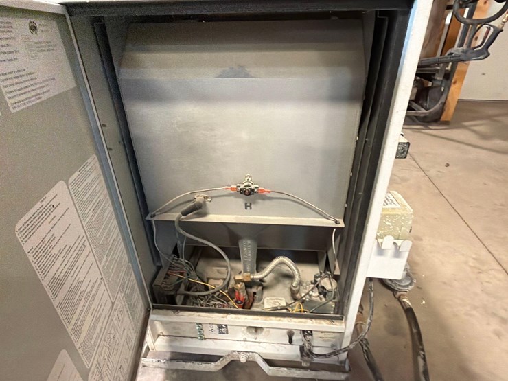 l.b.-white-premier-170-df-portable-heater-image-5