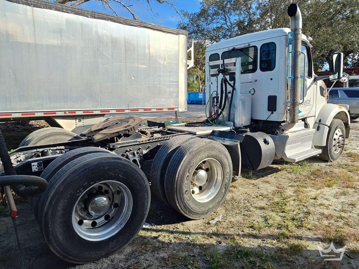 2022-peterbilt-567-t/a-wet-kit-day-cab-truck-tractor-image-3