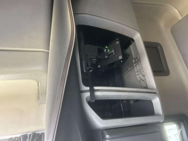 2018-volvo-vnl-760-t/a-sleeper-cab-truck-tractor-image-28