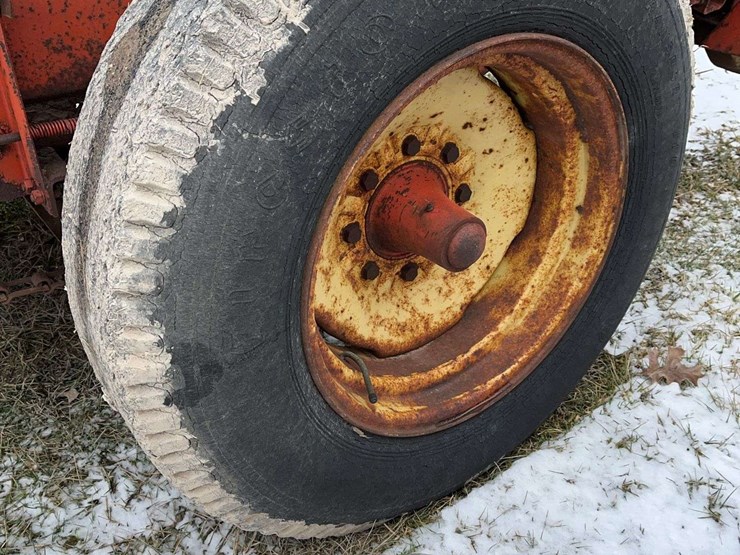 new-holland-328-image-3