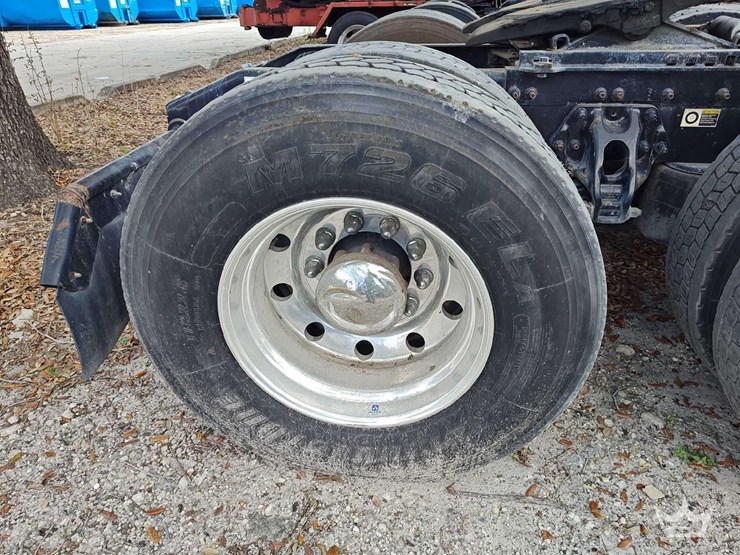 2022-peterbilt-567-image-32