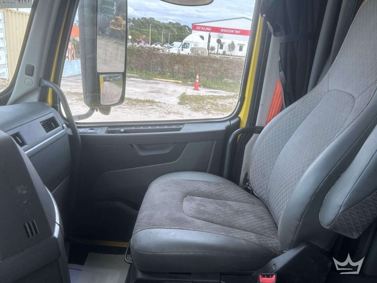 2018-volvo-vnl-760-t/a-sleeper-cab-truck-tractor-image-32