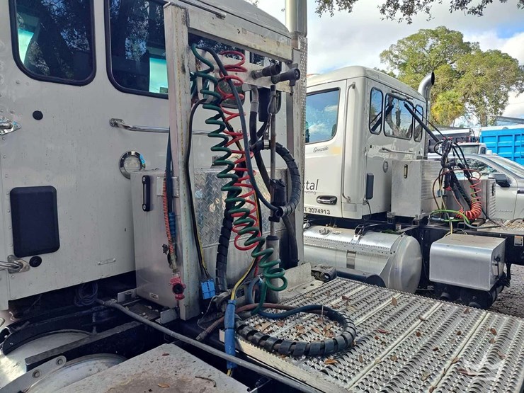 2022-peterbilt-567-image-14