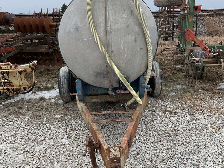 1200-gallon-aluminum-tank-on-tandem-axle-frame,-hauled-fresh-water-last-5-years-image-2