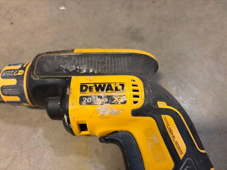 assortment-of-dewalt-battery-powered-hand-tools-image-15