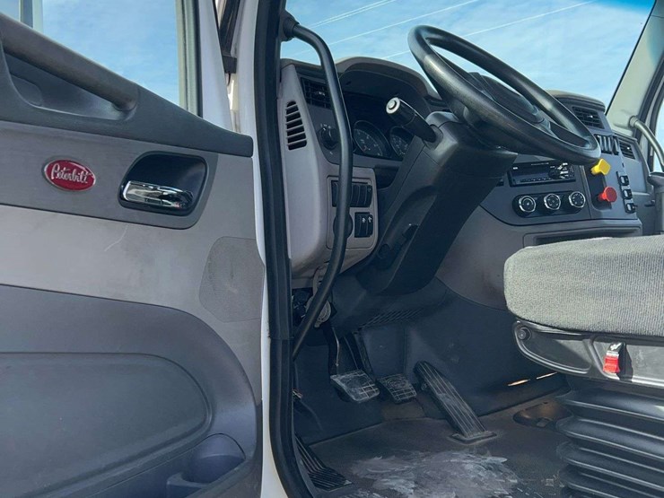 2017-peterbilt-579-image-15
