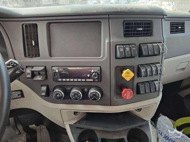 2022-peterbilt-567-image-16