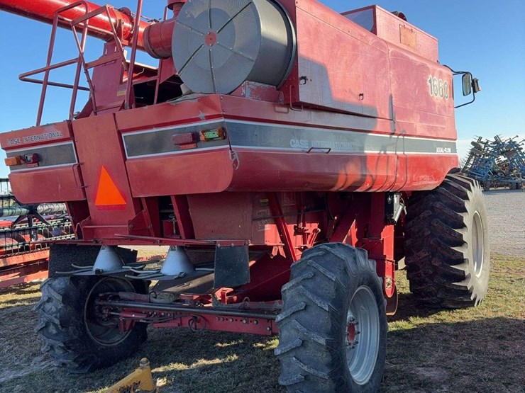 international-1660-combine-image-11