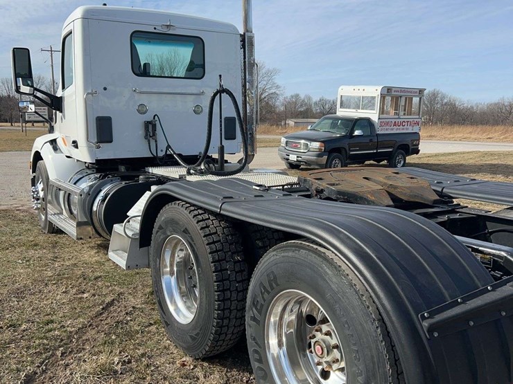 2017-peterbilt-579-image-8