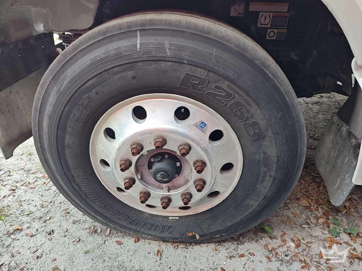 2022-peterbilt-567-image-41